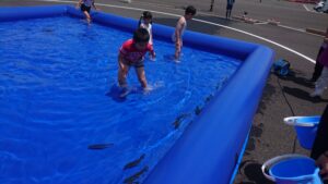 魚のつかみ取り体験